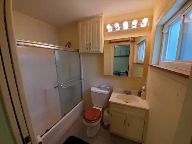 Photo of PRIVATE ROOM WITH FULL BATH, FULL LENGTH CLOSET's room