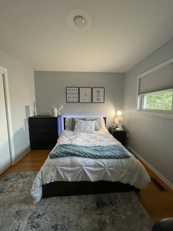 SUBLET LOOKING's room