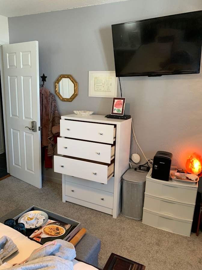 Photo of Sylvia—OWNER/living On-Site acceptg ODSP ON -Works's room