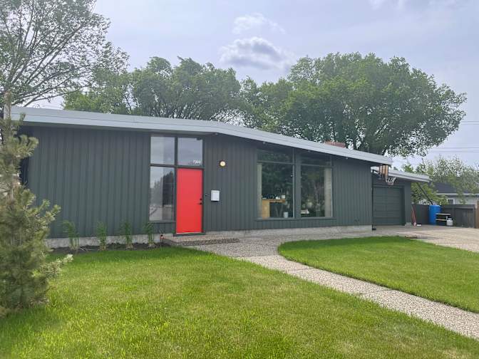 Chris J MacDonald's room