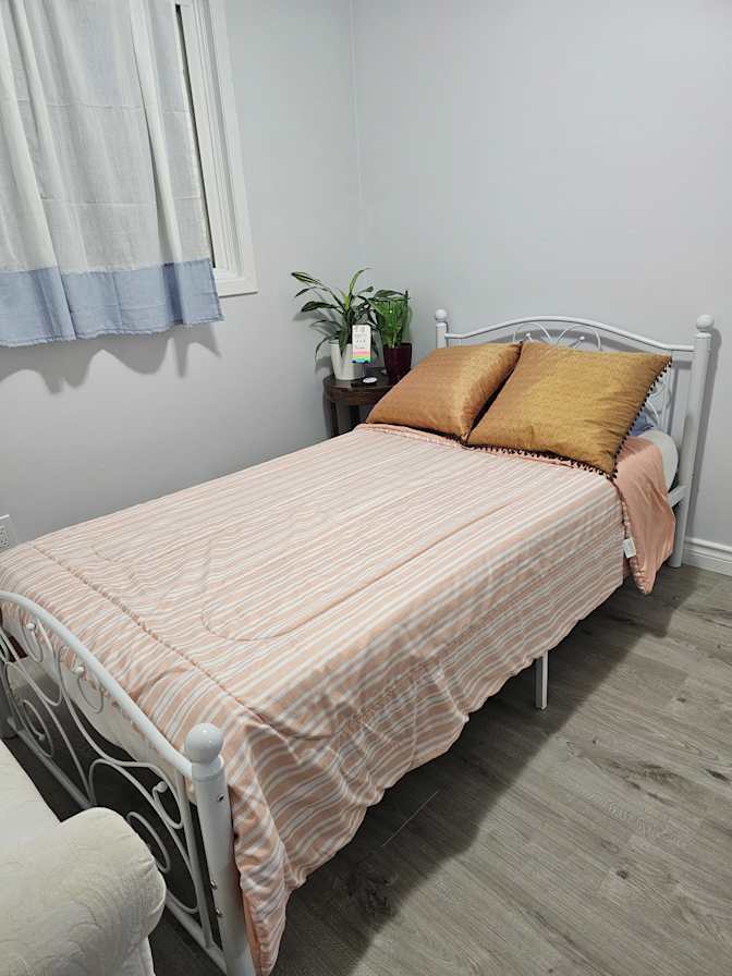 COZY NORTH YORK HOME's room