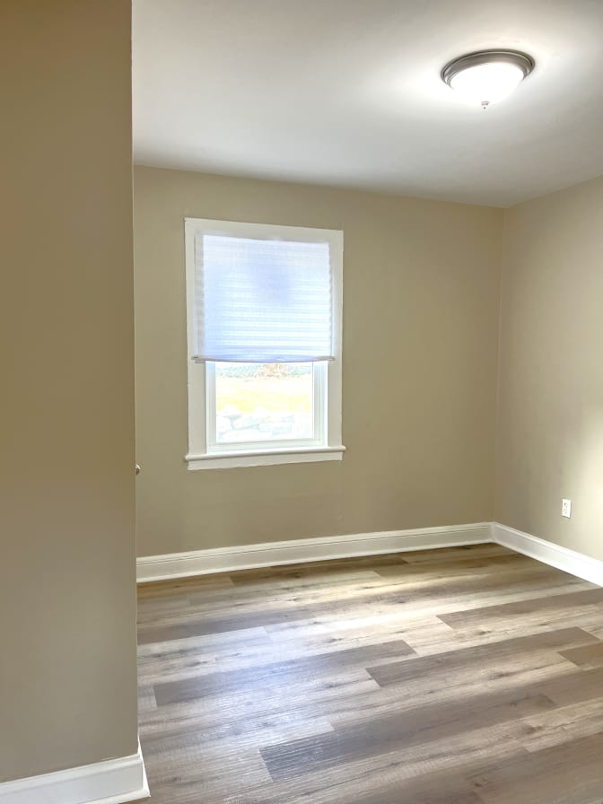 Photo of Accepting applications! FOUR Bedrooms for rent in a Renovated House!'s room