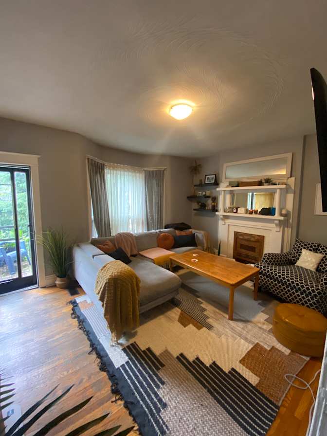 Carrie-Anne Pidgeon's room