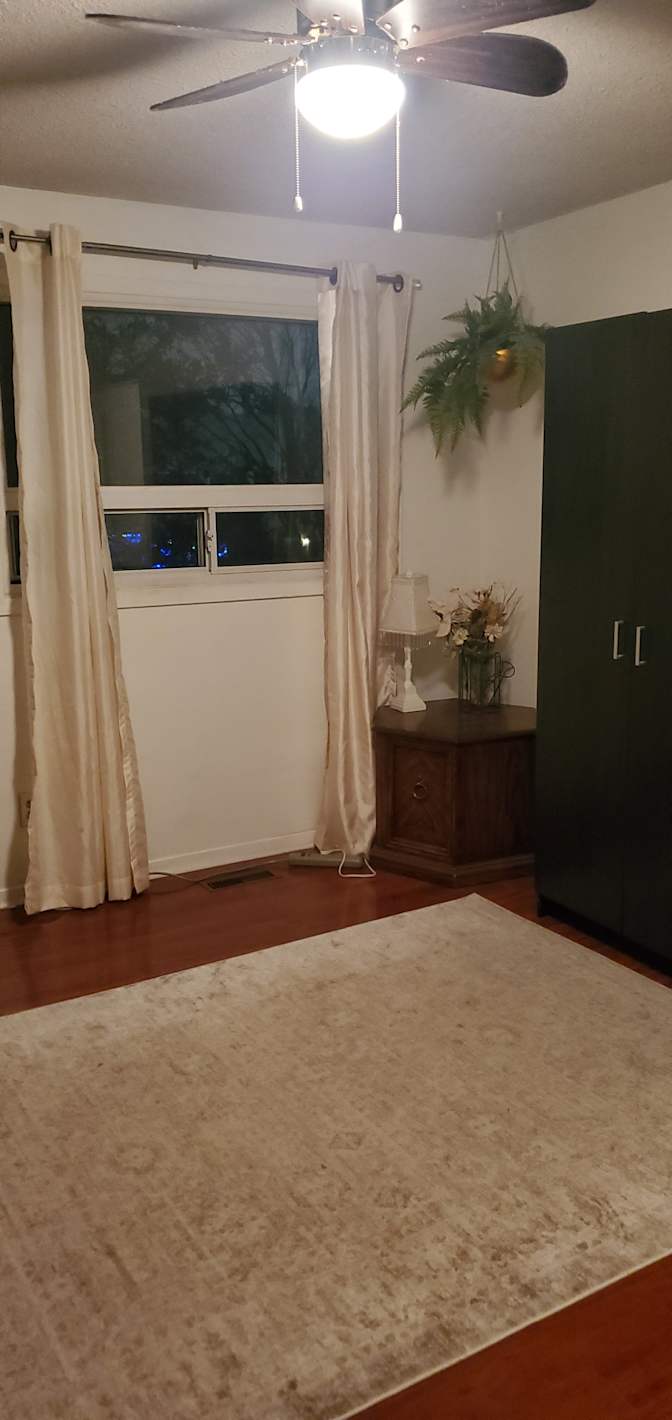 Photo of Liz Dinelle's room