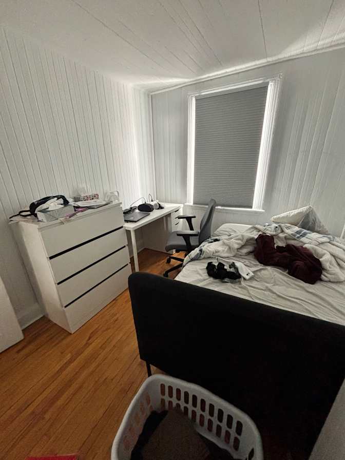 Simon Desjardins's room