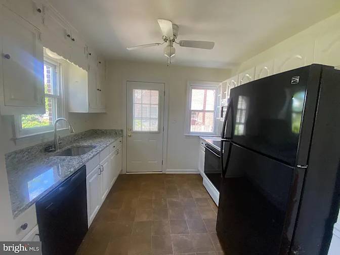 Private room to rent in share house Champlain Avenu...