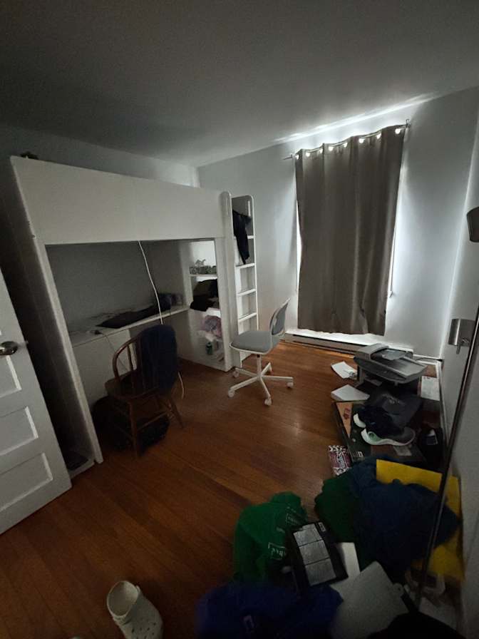 Simon Desjardins's room