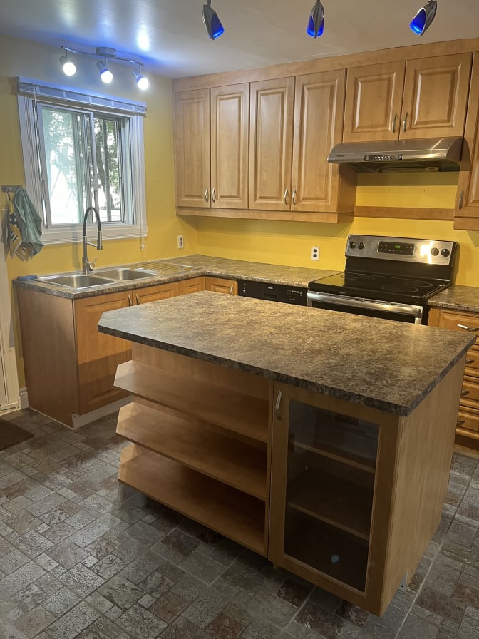 Edgard Mbayen Mbayen's room