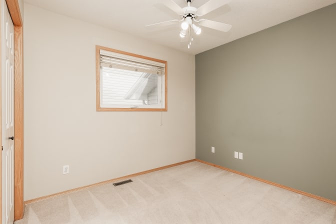 STUDENTS, INTERNS & YOUNG PROFESSIONALS's room