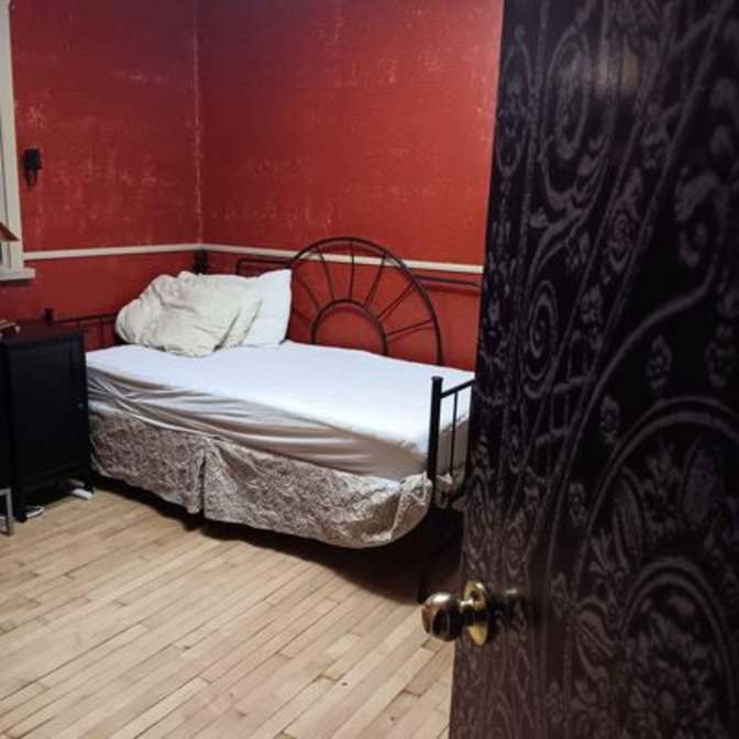 Ryschell Dragunov's room