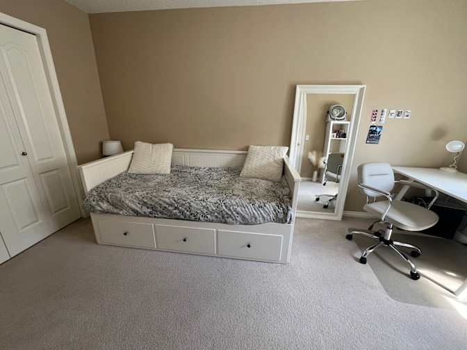 Photo of Roza Sam's room