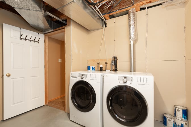 STUDENTS, INTERNS & YOUNG PROFESSIONALS's room