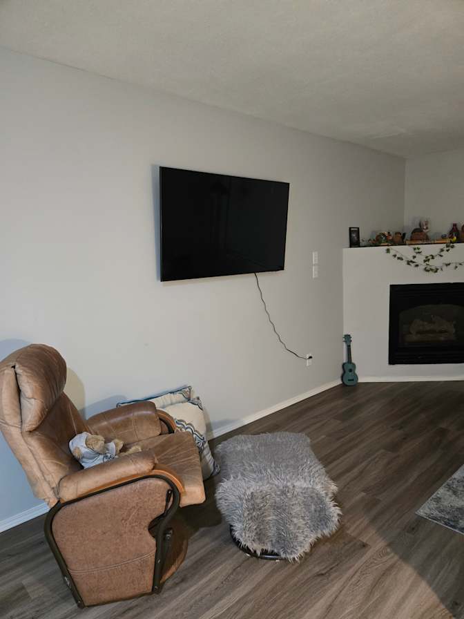 Lareina skolski's room