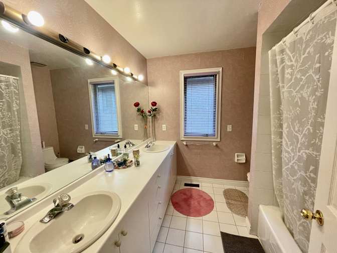 Mahnaz Shahrzad Asr's room