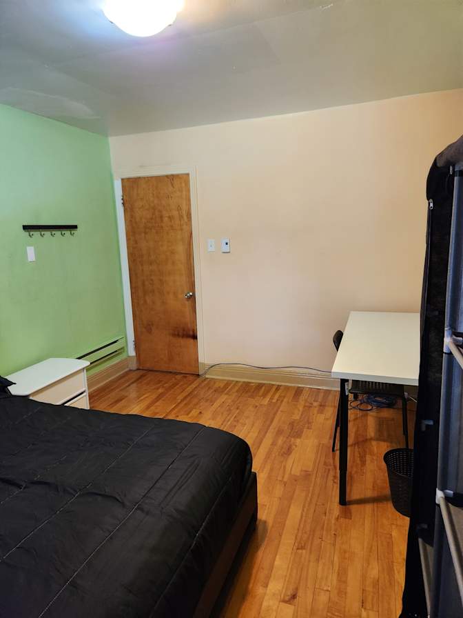 Private room to rent in share house Avenue Barclay,... Roomies.ca