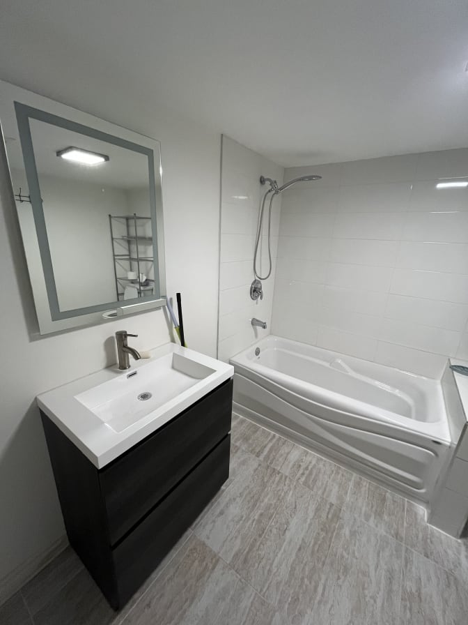 Edgard Mbayen Mbayen's room