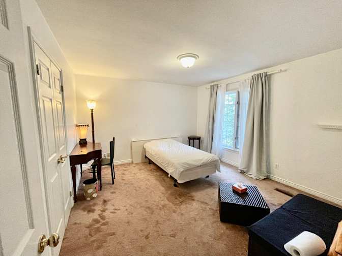 Mahnaz Shahrzad Asr's room