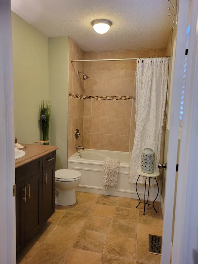 West River St- Ensuite rental's room