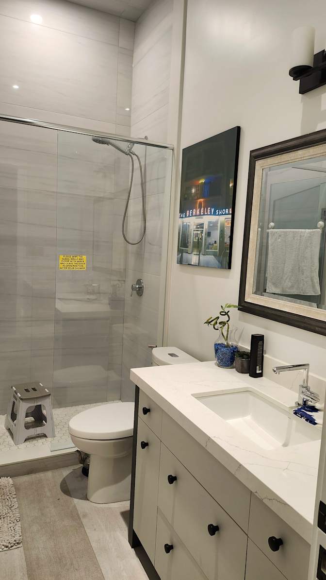 Midtown Toronto Room for Males's room