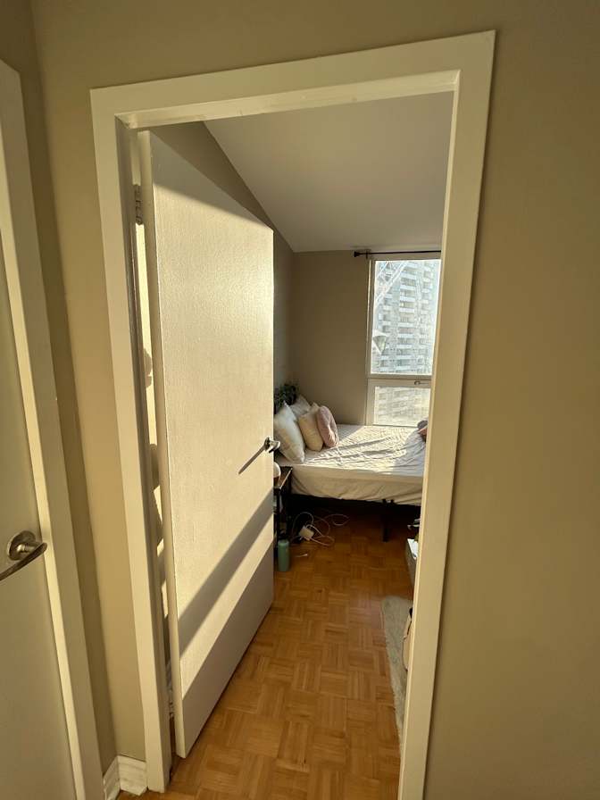 Private room to rent in share house Davisville Avenu... Roomies.ca