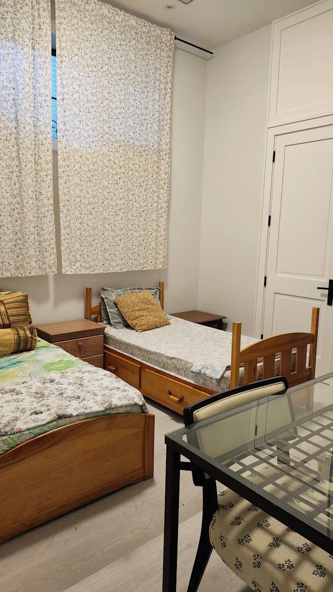 Midtown Toronto Room for Males's room