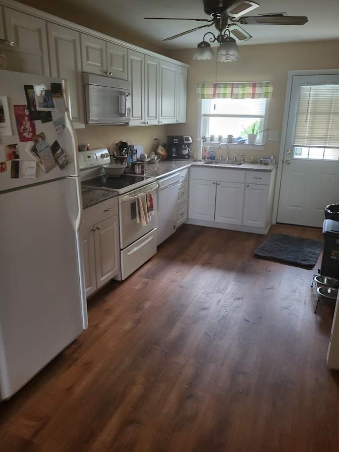 Private room to rent in share house Holiday CityBe...