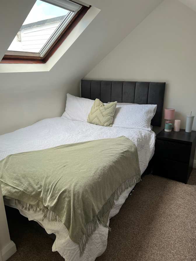 Photo of Alex Guy's room