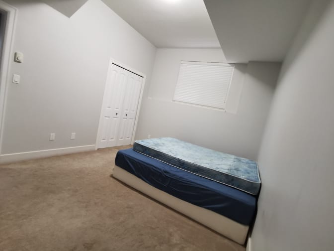 female roommate wanted's room