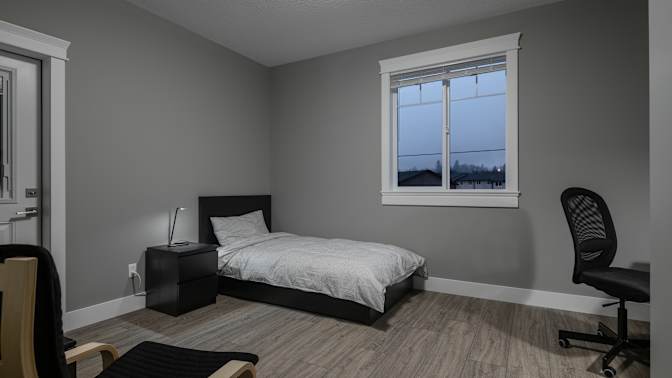 Student Housing by Sun Porch Homes Ltd.'s room