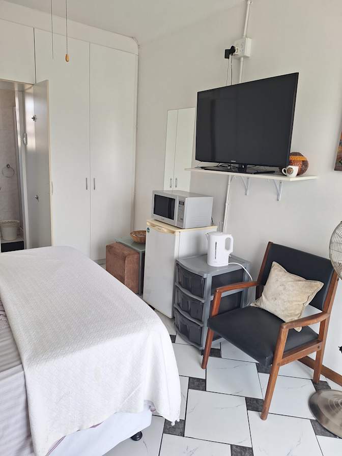 Private room to rent in share house King Edward A... Roomies.co.za