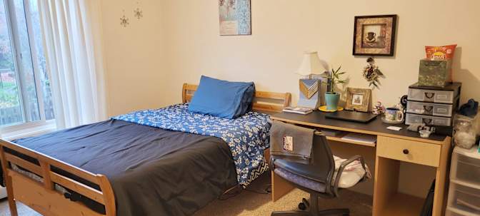 OFF Oak Bay Ave's room