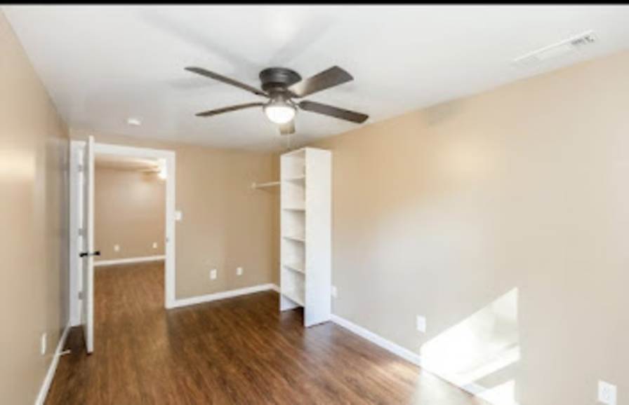 Private room to rent in share house Edgehill Drive, Kansas City