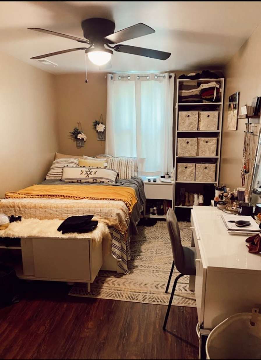 Private room to rent in share house Edgehill Drive, Kansas City