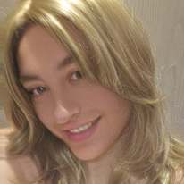 Photo of Mia Taylor